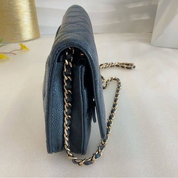 Classic Quilted Iridescent Wallet On Chain - Picture 12 of 16